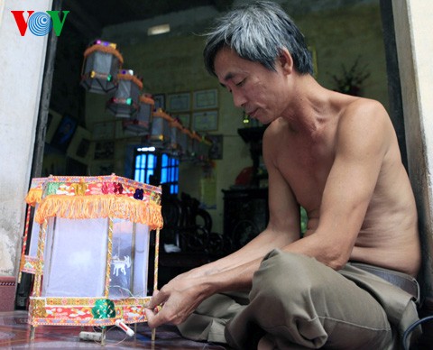 การทำโคมไฟหมุนที่หมู่บ้านด่านเวียน กรุงฮานอย - ảnh 3